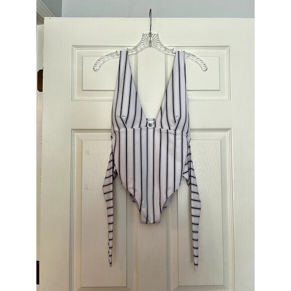 NWT Women's Cupshe Size Medium One Piece Striped Swimsuit Swim - Picture 2 of 8